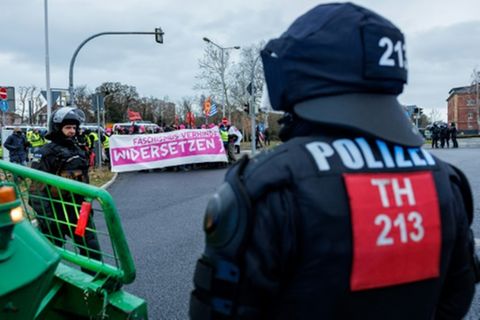 Polizisten am Samstag beim Einsatz in Riesa
