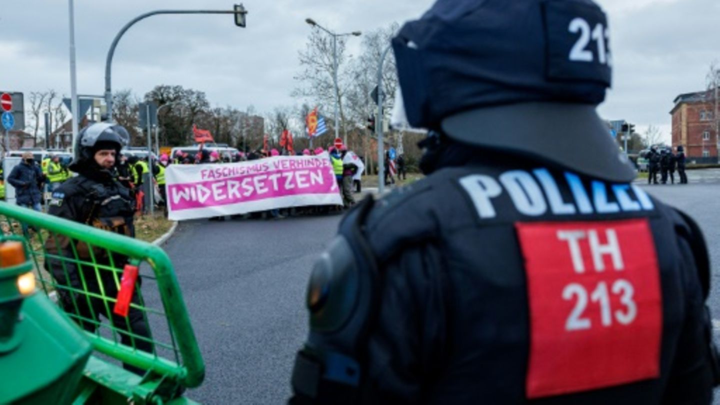 Polizisten am Samstag beim Einsatz in Riesa