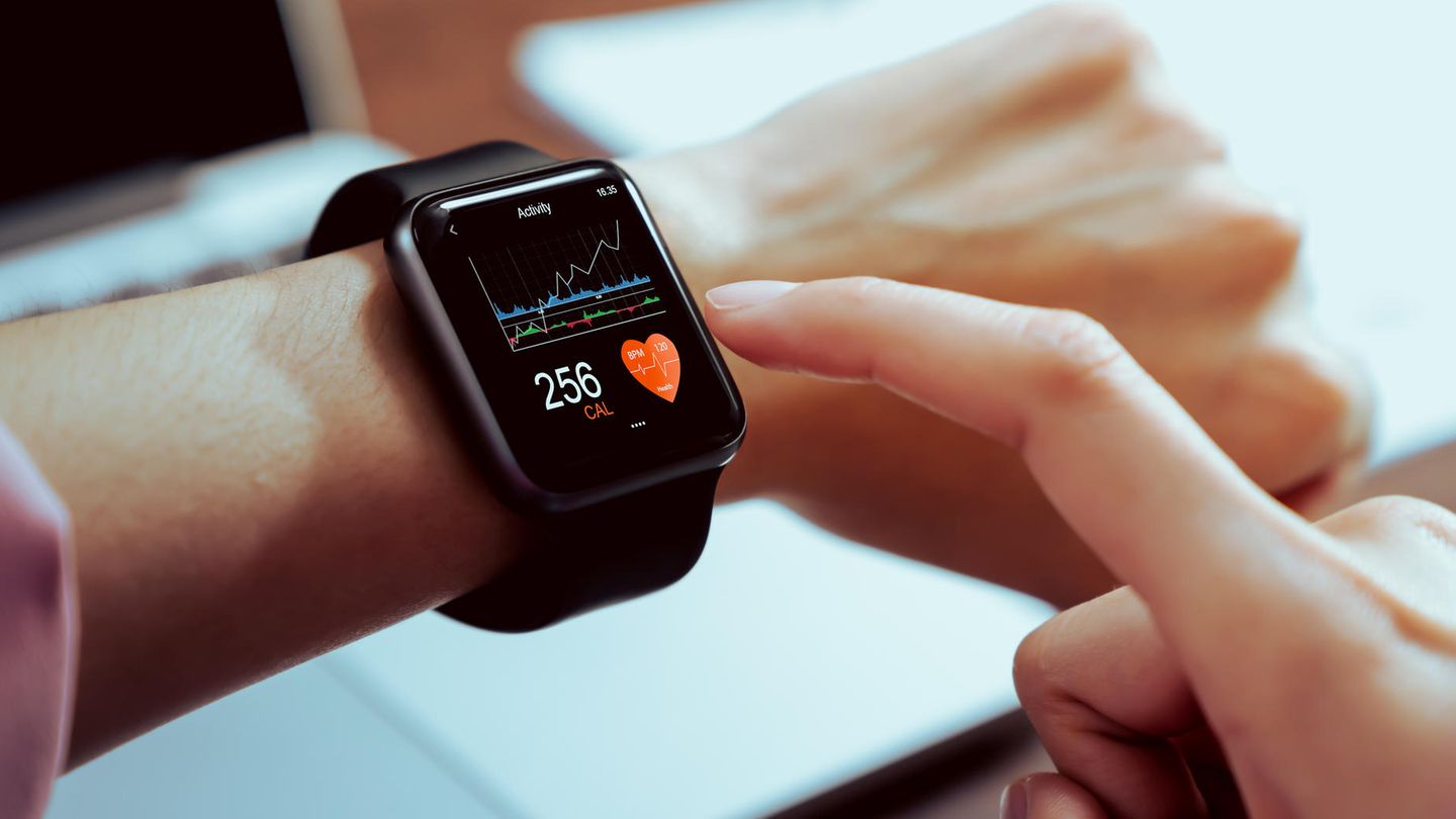 Smartwatch mit aktivierter Herzfrequenzmessung