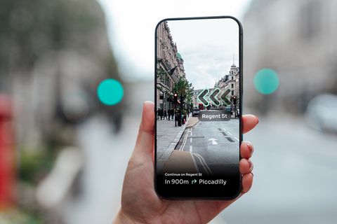 Ein Smartphone zeigt die navigation in der Straße. Durch einen Hack wird der Standort abrufbar
