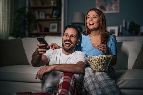 Pärchen schaut TV über einen Streaming-Stick.