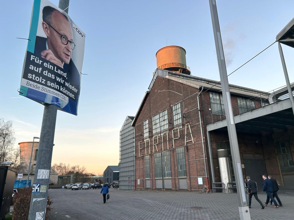 Jahrhunderthalle Bochum: Zuhörwillige suchen den Zugang zu Merz.
