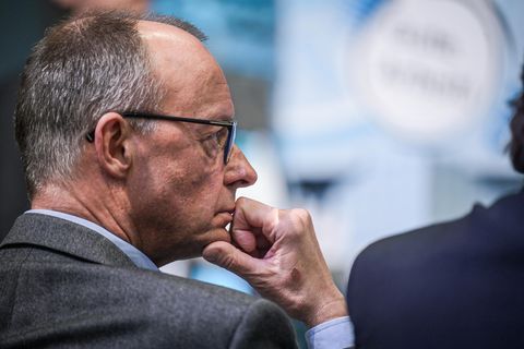 Friedrich Merz stützt den Kopf auf die Hand und schaut nachdenklich