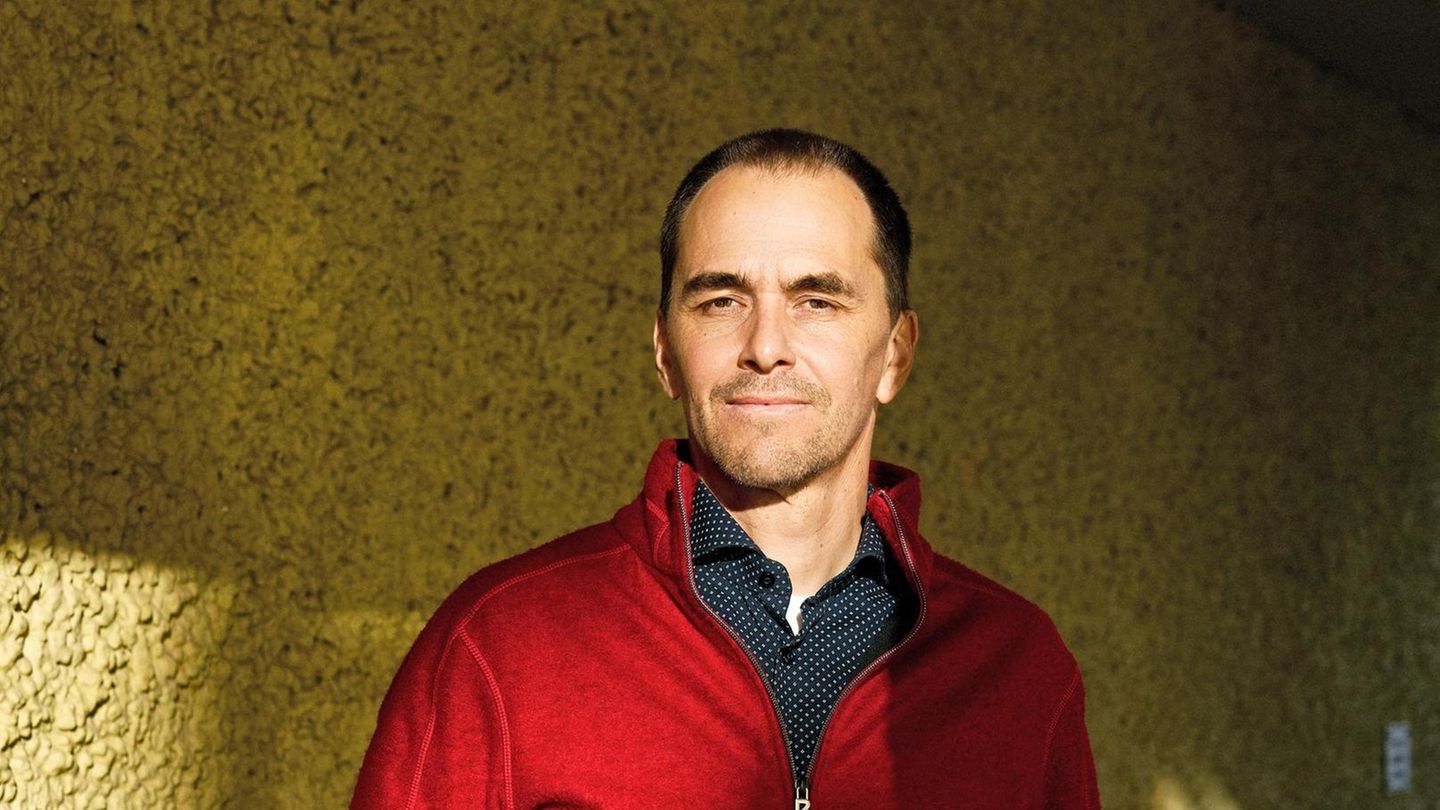Michael Greis vor einer Hauswand