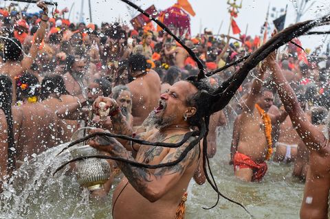 Naga Sadhus nimmt ein bad im Sangam und schüttelt seine nassen, langen Haare