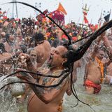 Naga Sadhus nimmt ein bad im Sangam und schüttelt seine nassen, langen Haare
