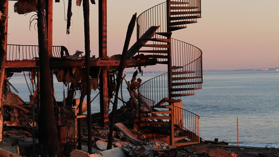 Außer der Treppe ist von diesem Haus am Strand nichts mehr übrig. Das Palisades Feuer in Los Angeles hat es wie Tausende anderer Häuser bis auf die Grundmauern niedergebrannt