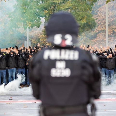 Meinung : Das Bundesverfassungsgericht hat darüber entschieden, wer die Kosten für Polizeieinsätze wie diesen trägt, wenn potenziell gewaltbereite Fußballfans aufeinander treffen © Moritz Frankenberg / DPA