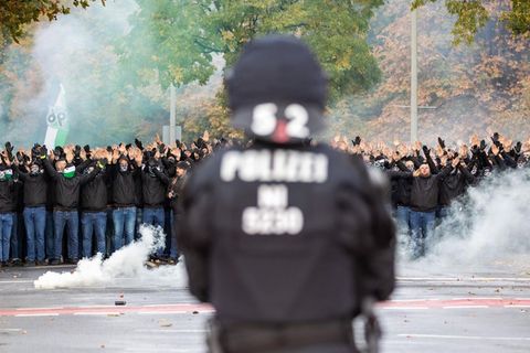 Meinung : Das Bundesverfassungsgericht hat darüber entschieden, wer die Kosten für Polizeieinsätze wie diesen trägt, wenn potenziell gewaltbereite Fußballfans aufeinander treffen © Moritz Frankenberg / DPA