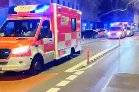 Er bereitete die Trage zum Transport einer hilfsbedürftigen Person vor, als er selbst zu einer wurde. Ein Radfahrer griff den Krankenwagenfahrer an und verletze seinen Kopf.