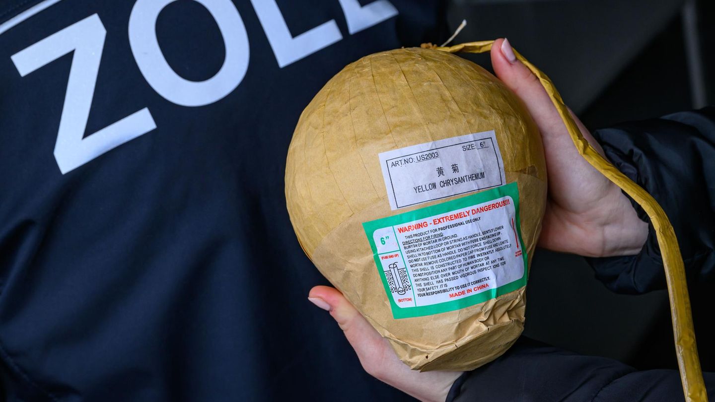 In einem Container wird eine beschlagnahmte Kugelbombe gezeigt, wie sie auch an Silvester genutzt wurde