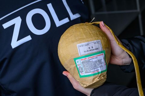 In einem Container wird eine beschlagnahmte Kugelbombe gezeigt, wie sie auch an Silvester genutzt wurde