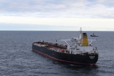 Havarieter Öltanker "Eventin" vor Rügen