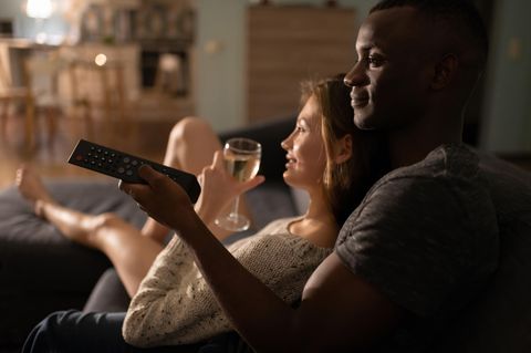 Junges Pärchen schaut Fernsehen über IPTV.
