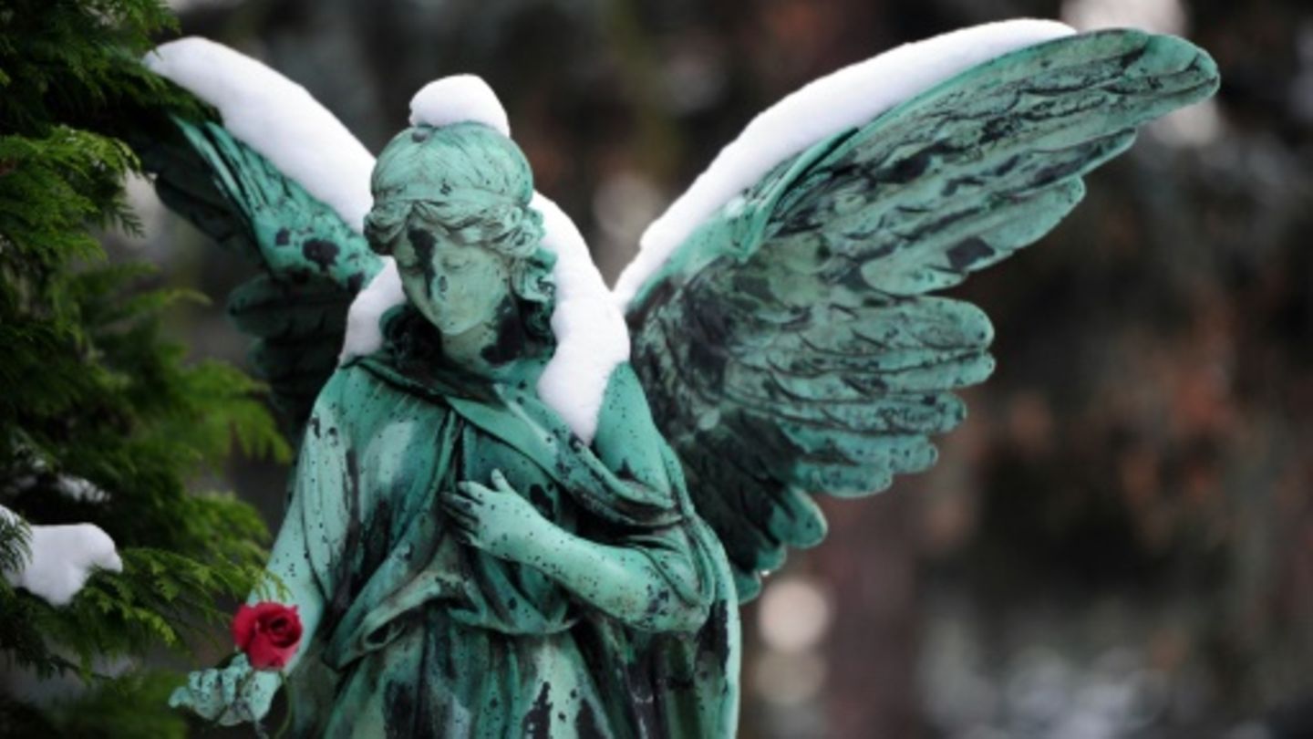 Engelsfigur auf Friedhof in Berlin