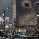 In Wajima suchen Helfer in den Trümmern nach Überlebenden