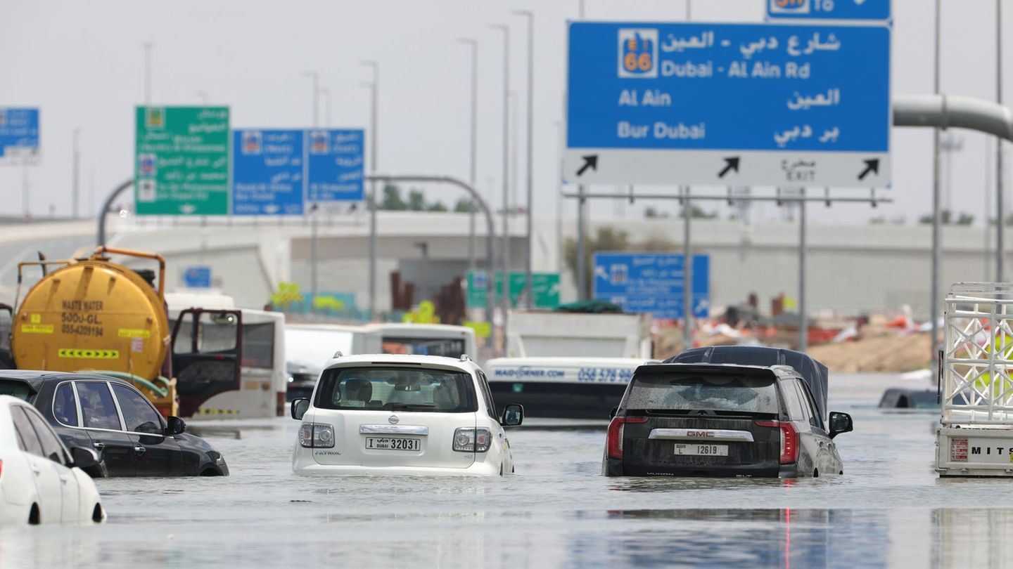 Verlassene Autos stehen auf einer völlig überschwemmten Straße in Dubai