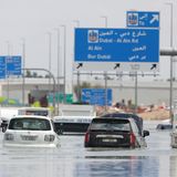 Verlassene Autos stehen auf einer völlig überschwemmten Straße in Dubai