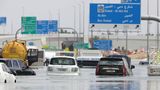 Verlassene Autos stehen auf einer völlig überschwemmten Straße in Dubai