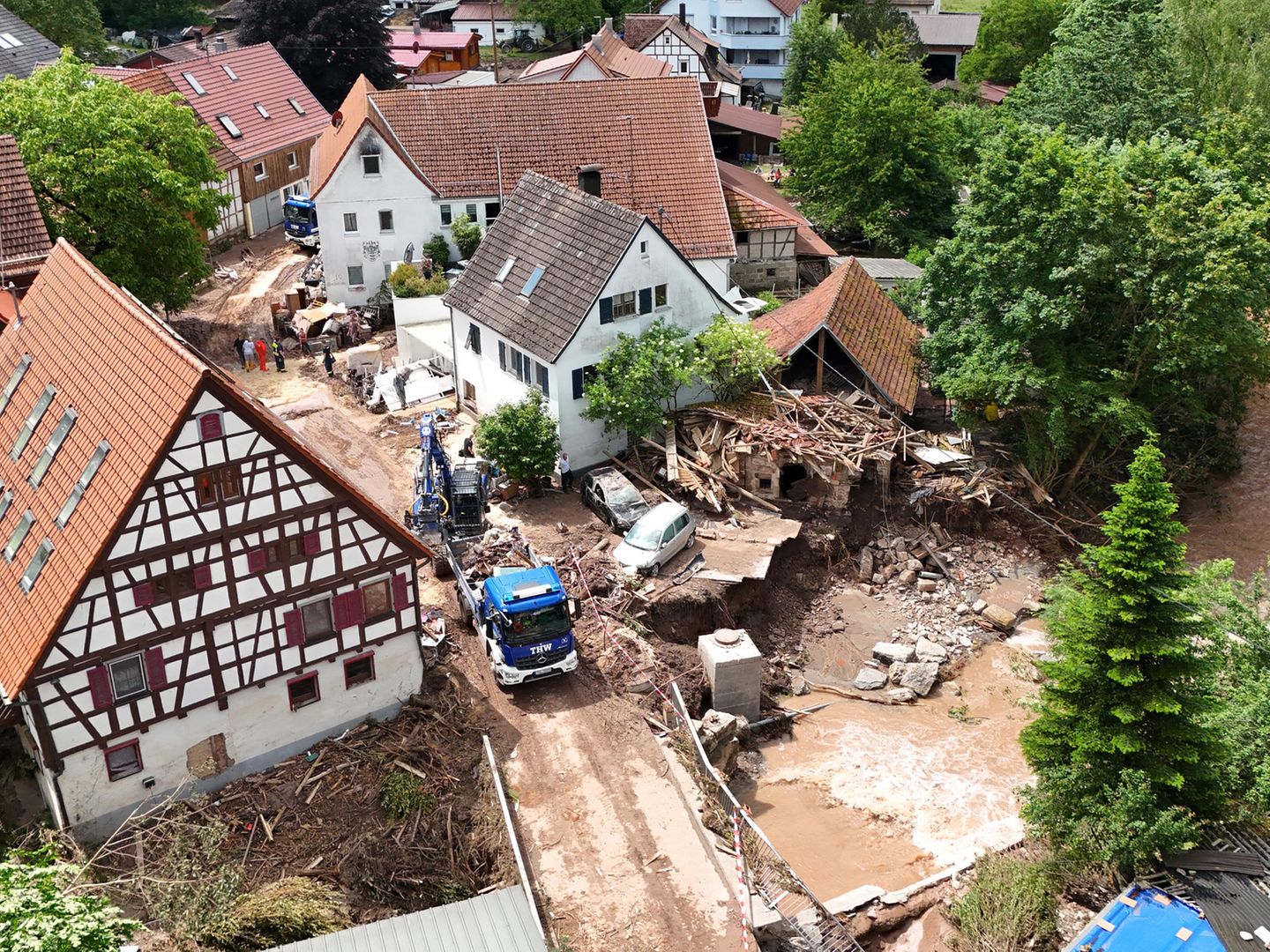 Luftaufnahme von zerstörten Häusern und Straßen in Rudersberg