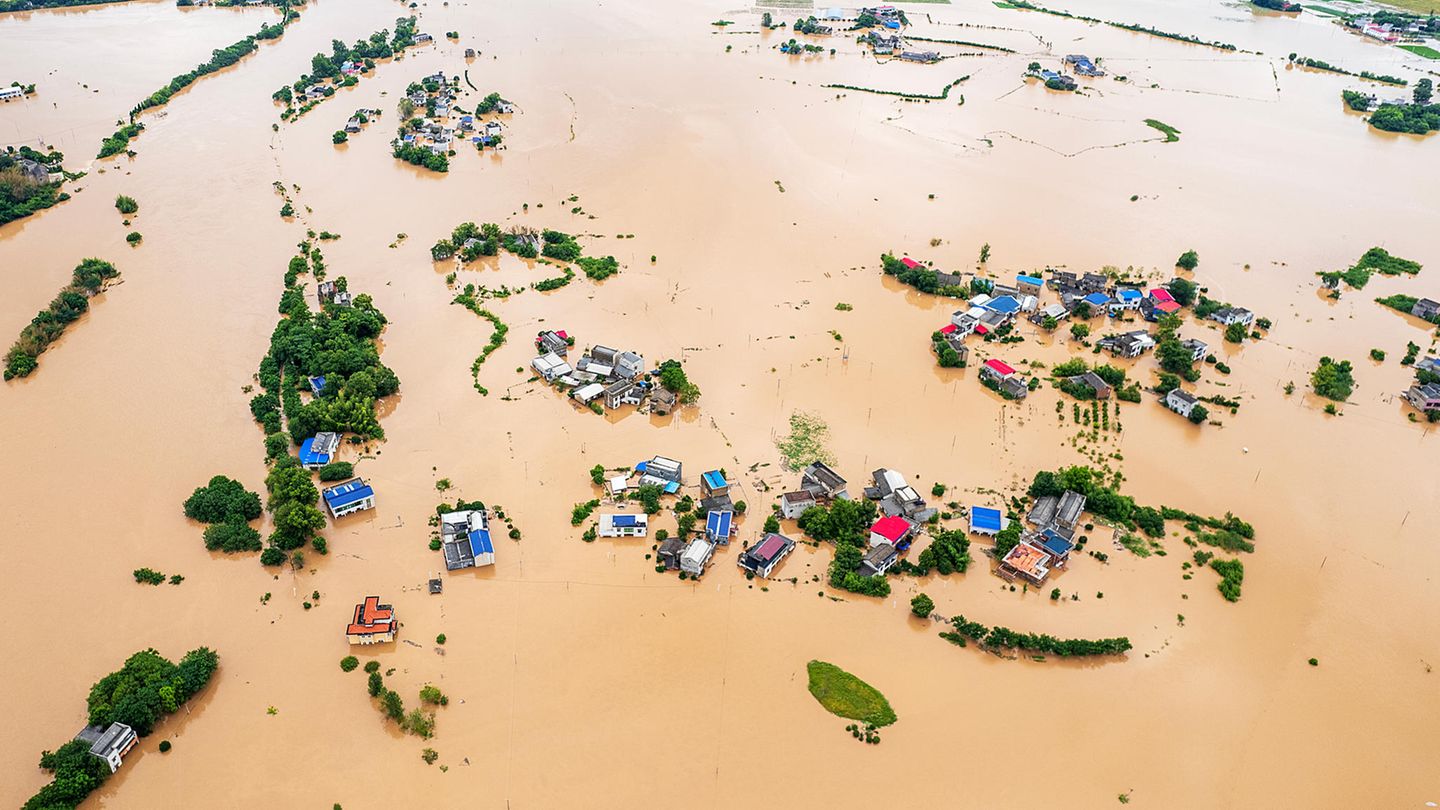Eine Luftaufnahme von überschwemmten Häusern am Juanshui River in China