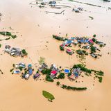 Eine Luftaufnahme von überschwemmten Häusern am Juanshui River in China