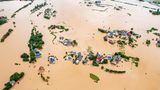 Eine Luftaufnahme von überschwemmten Häusern am Juanshui River in China