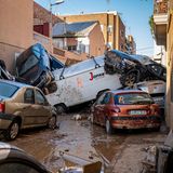 In einer Straße in Alfafar in Spanien hat die Flut mehrere Autos zusammengeschoben