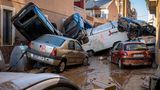 In einer Straße in Alfafar in Spanien hat die Flut mehrere Autos zusammengeschoben