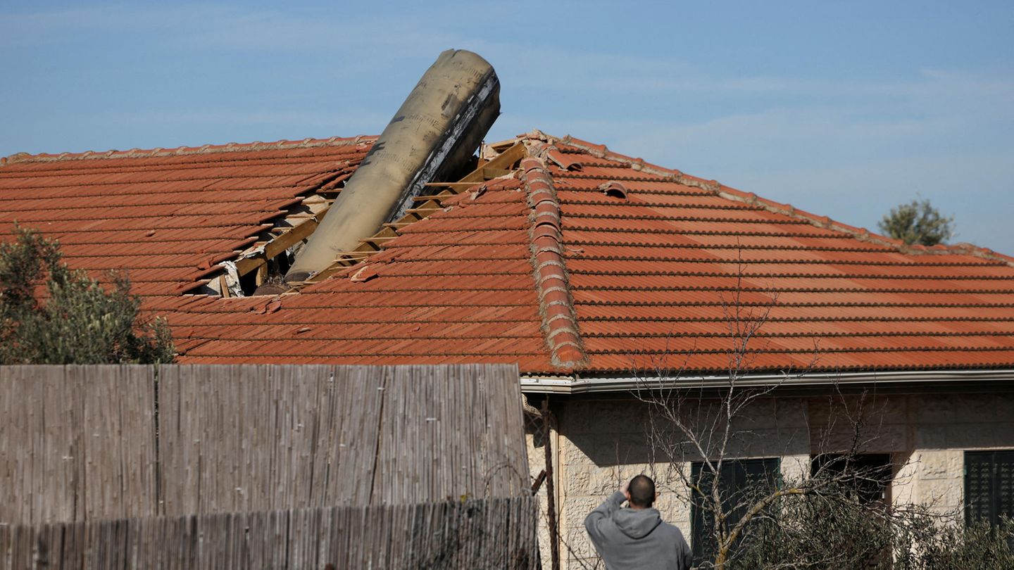 Eine Rakete ist in einem Haus in Israel eingeschlagen und wird geborgen