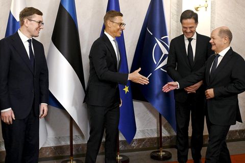 Sabotage: Finnlands Präsident Alexander Stubb (2.v.l) begrüßt Bundeskanzler Olaf Scholz beim Treffen der Nato-Ostseeländer
