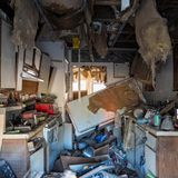 Sonnenlicht strömt in eine vom Hurrikan Helene völlig zerstörte Küche in Ashville/USA