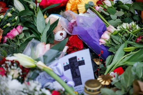 Blumen und ein Plüschtier zum Gedenken an die Opfer