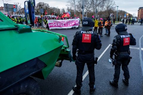Polizeibeamte am Samstag beim Einsatz in Riesa