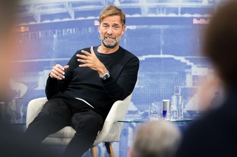 Jürgen Klopp sitzt auf einer Bühne bei Red Bull in Salzburg