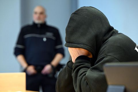 Der Verdächtige im Prozess einer Mutter, die elf Jahre alt ist – ein Mann in Kapuzenpulli