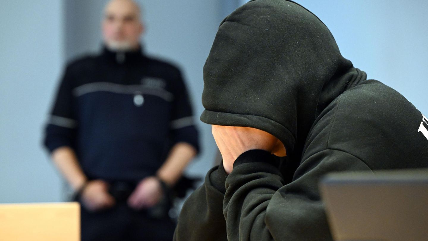 Der Verdächtige im Prozess einer Mutter, die elf Jahre alt ist – ein Mann in Kapuzenpulli