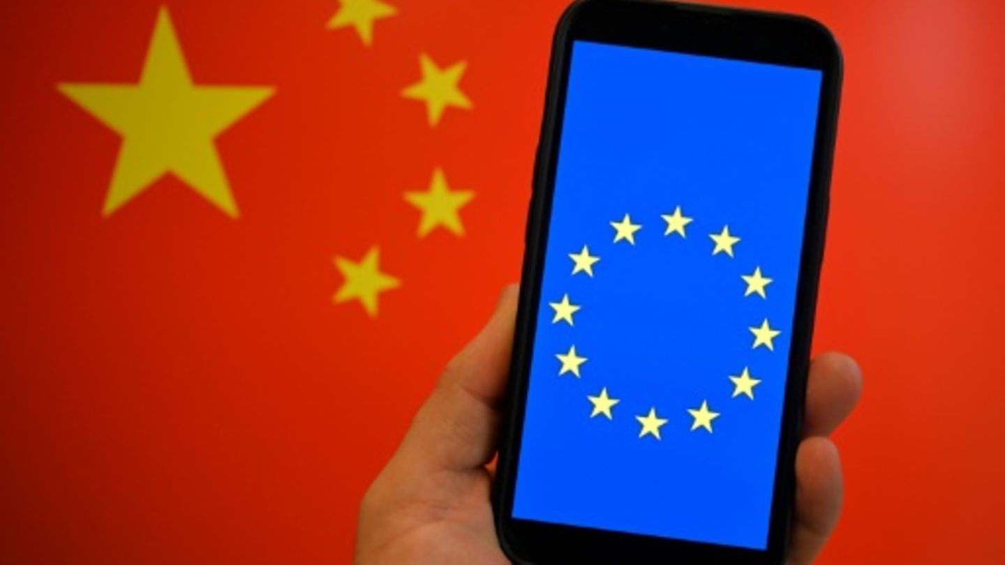 Europaflagge auf Handy vor der Flagge Chinas