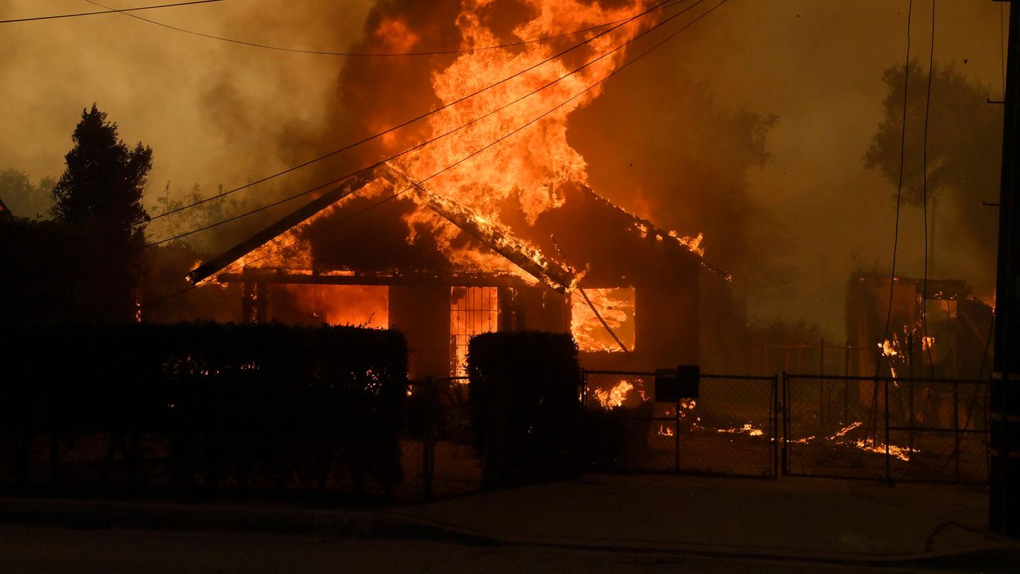 Zehntausende Häuser sind den Flammen in Los Angeles bereits zum Opfer gefallen Zehntausende Häuser sind den Flammen in Los Angeles bereits zum Opfer gefallen
