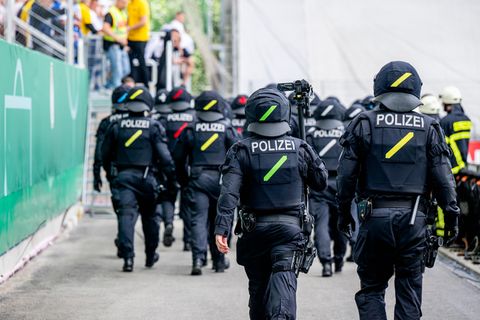 Hochrisikospiel: Polizisten im Einsatz bei einem Fußballspiel in Jena