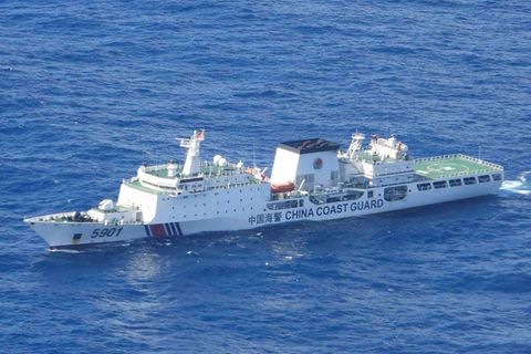 Das Schiff von Chinas Küstenwache 5901 hält sich in den Gewässern der ausschließlichen Wirtschaftszone (AWZ) der Philippinen auf