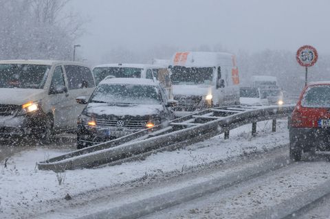 Glatteis und gefrierender Regen beeinträchtigen den Verkehr in Süddeutschland
