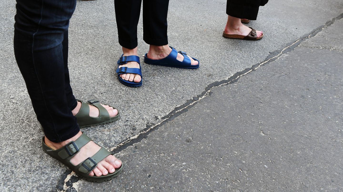 Streetstyle-Bild von drei Menschen, die im Sommer Birkenstock-Sandalen tragen