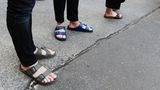 Streetstyle-Bild von drei Menschen, die im Sommer Birkenstock-Sandalen tragen