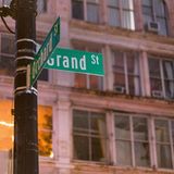 Eine Straßenkreuzung in London im Regen