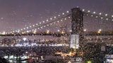 Verschwommene Aufnahme der Brooklyn Bridge bei Nacht, mit regennasser Fensterscheibe