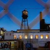 Ein Wassertank auf einem Dach in New York