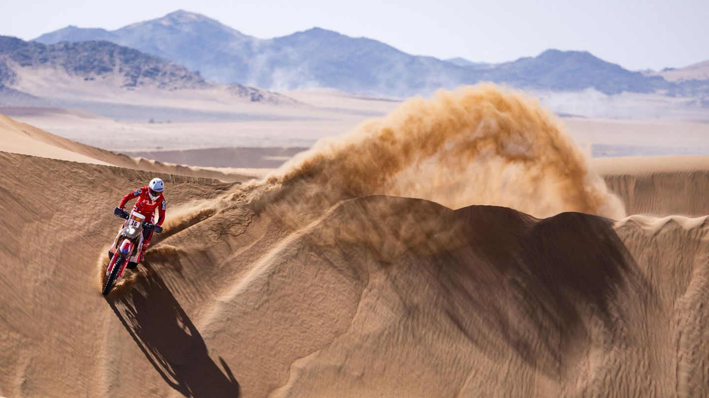 Der Moment der Wahrheit: Ein Teilnehmer kämpft sich mit seinem Motorcross durch die unbarmherzige Sandwüste Saudi-Arabiens