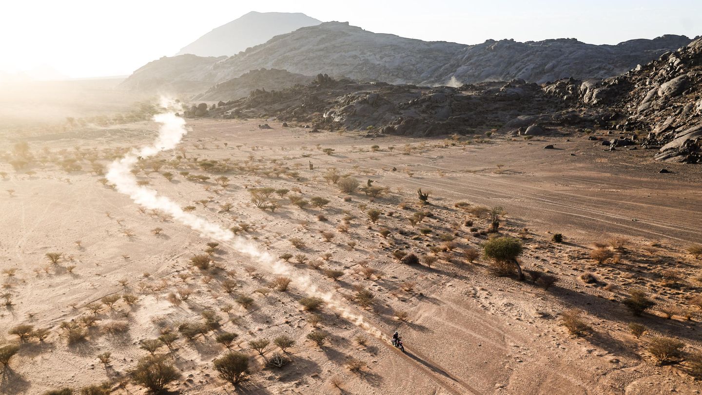 Zwischen Staub und Sonne: Ein Konkurrent zieht seine Spur durch die endlose Ferne der kargen Sandlandschaft