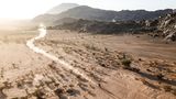 Zwischen Staub und Sonne: Ein Konkurrent zieht seine Spur durch die endlose Ferne der kargen Sandlandschaft